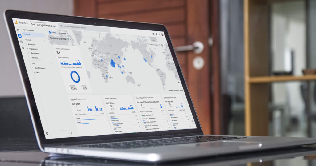 Computer med statistik fra Google Analytics